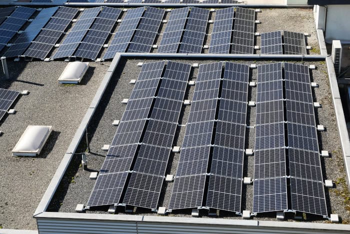 Installierte Solaranlage auf dem Dach einer Industriehalle