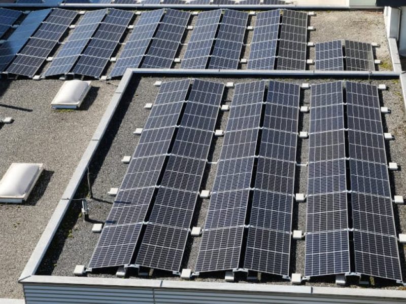 Installierte Solaranlage auf dem Dach einer Industriehalle