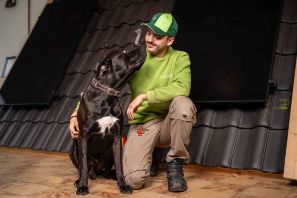 Inhaber von EST-Solar, Denis Fan, mit seinem Hund